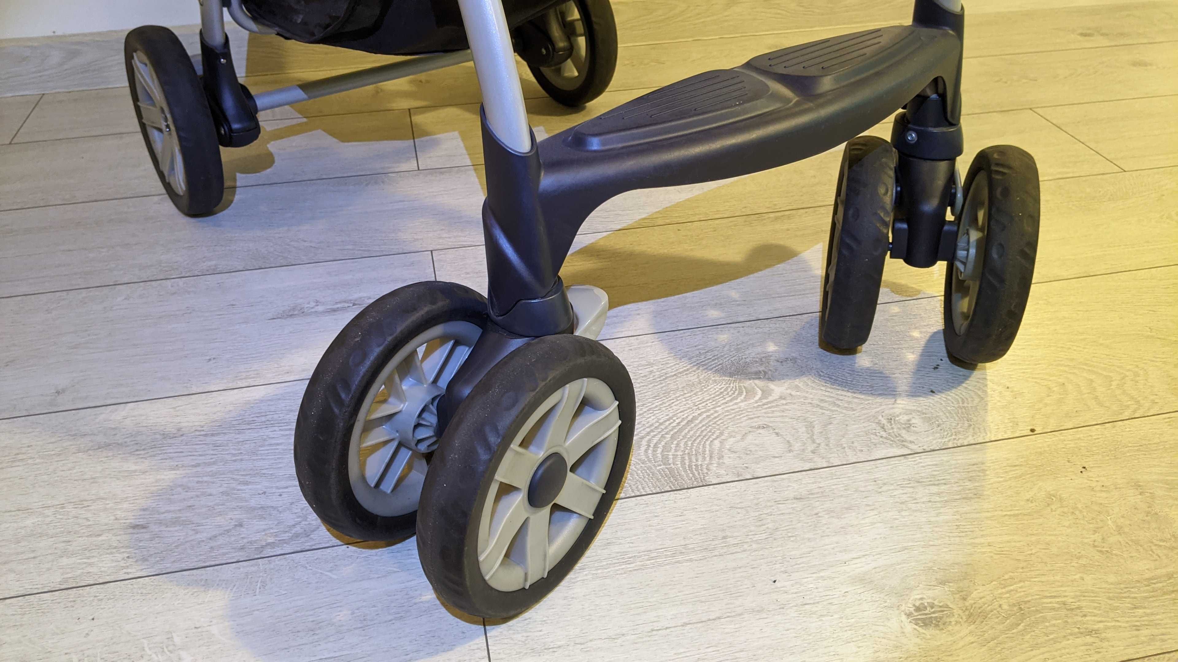 Wózek, solidna funkcjonalna spacerówka marki Chicco