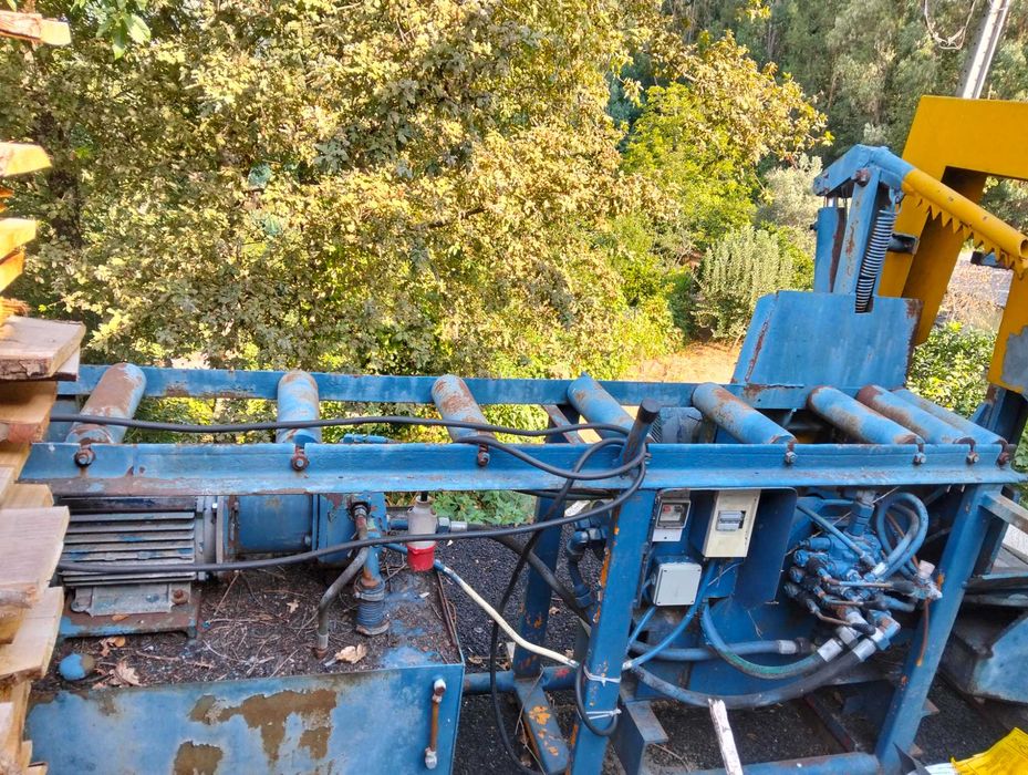 Máquina de cortar e rachar