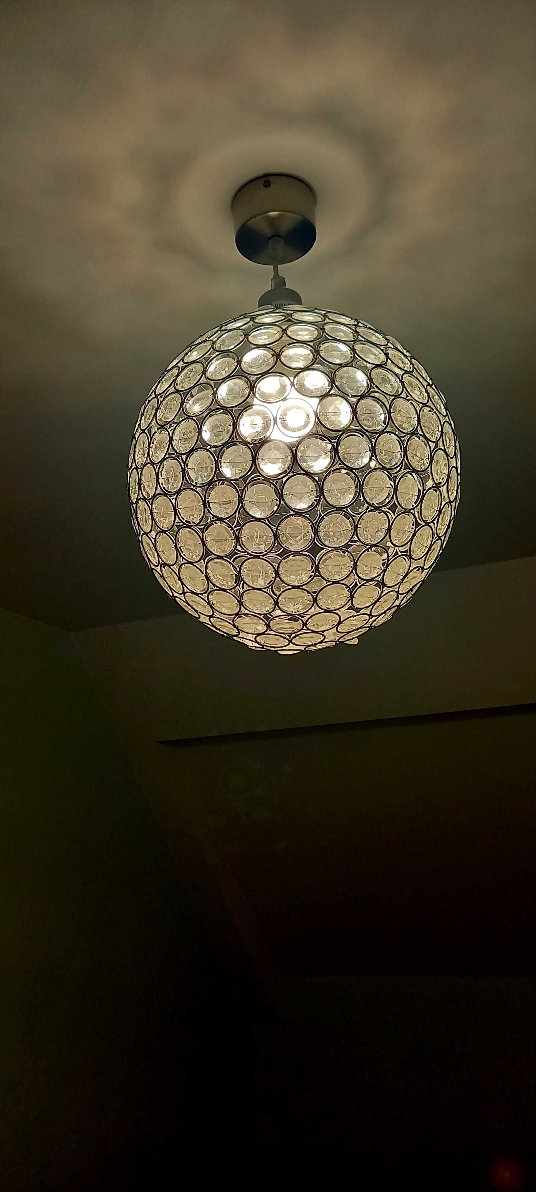 Lampa z  okrągłym kloszem jak z kryształu