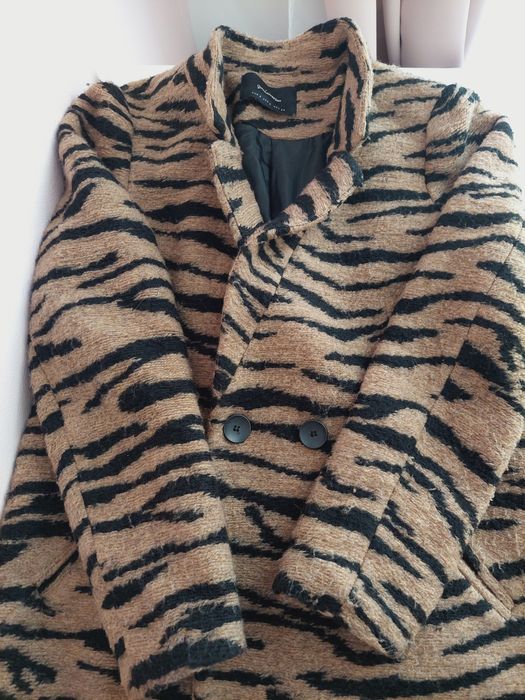 Płaszczyk alpaka we wzory zwierzęce Stradivarius S