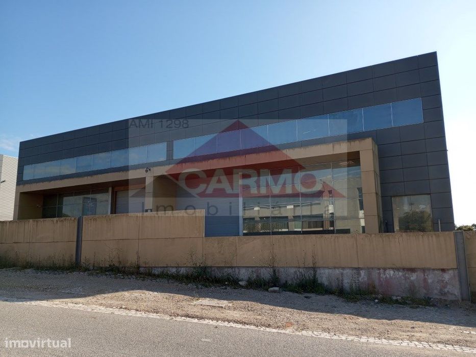 Arrenda-se Armazém na zona industrial do Batel.