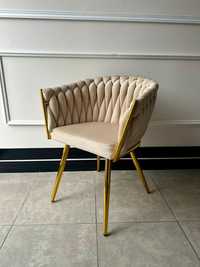 Beżowe krzesła glamour plecione welur fotel