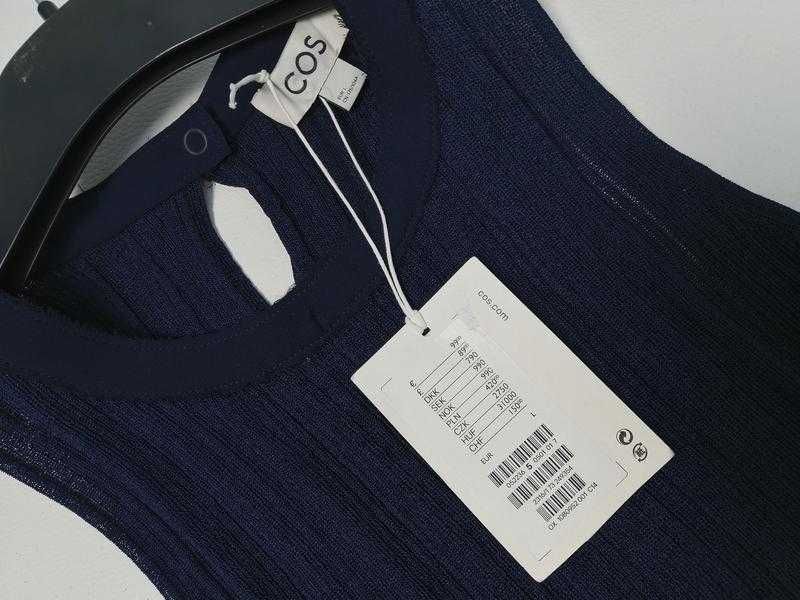 Брендовое платье с плиссировкой и приталенным силуэтом Cos