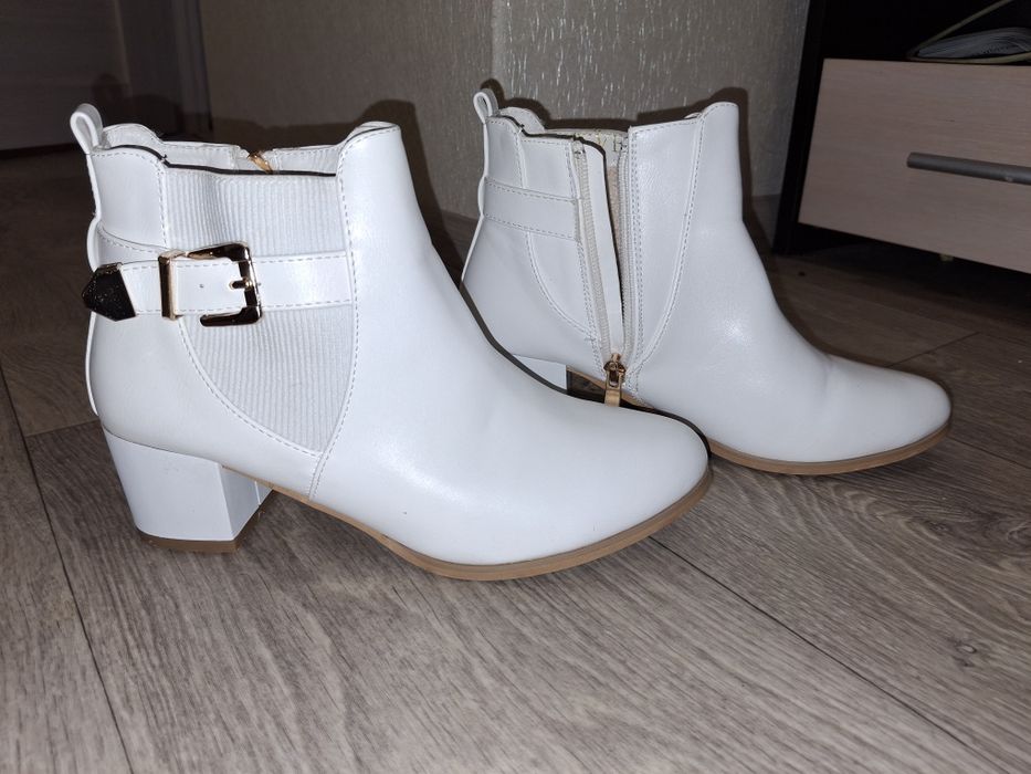 Продам весільні чобітки