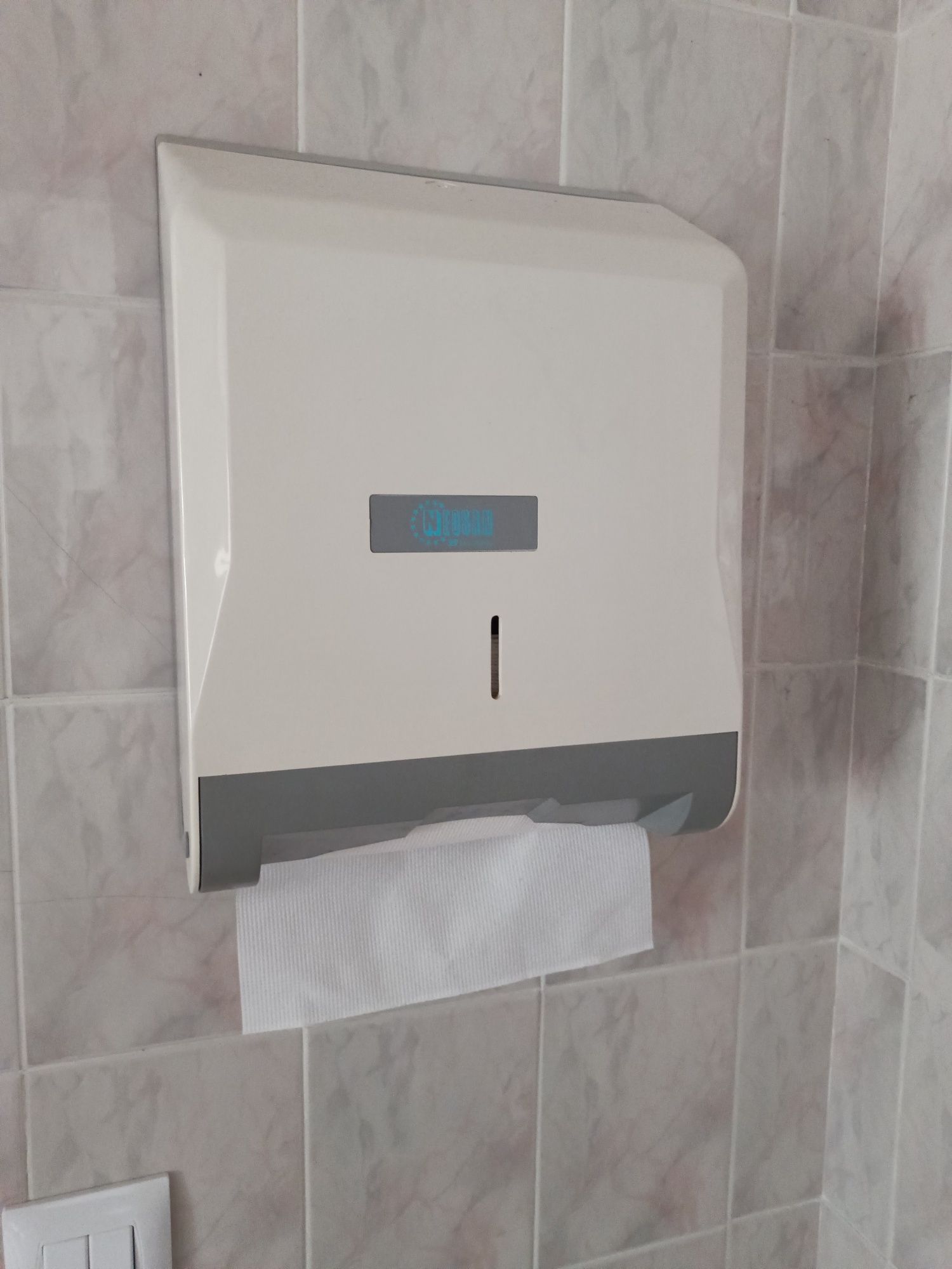 Dispensador de papel e líquido