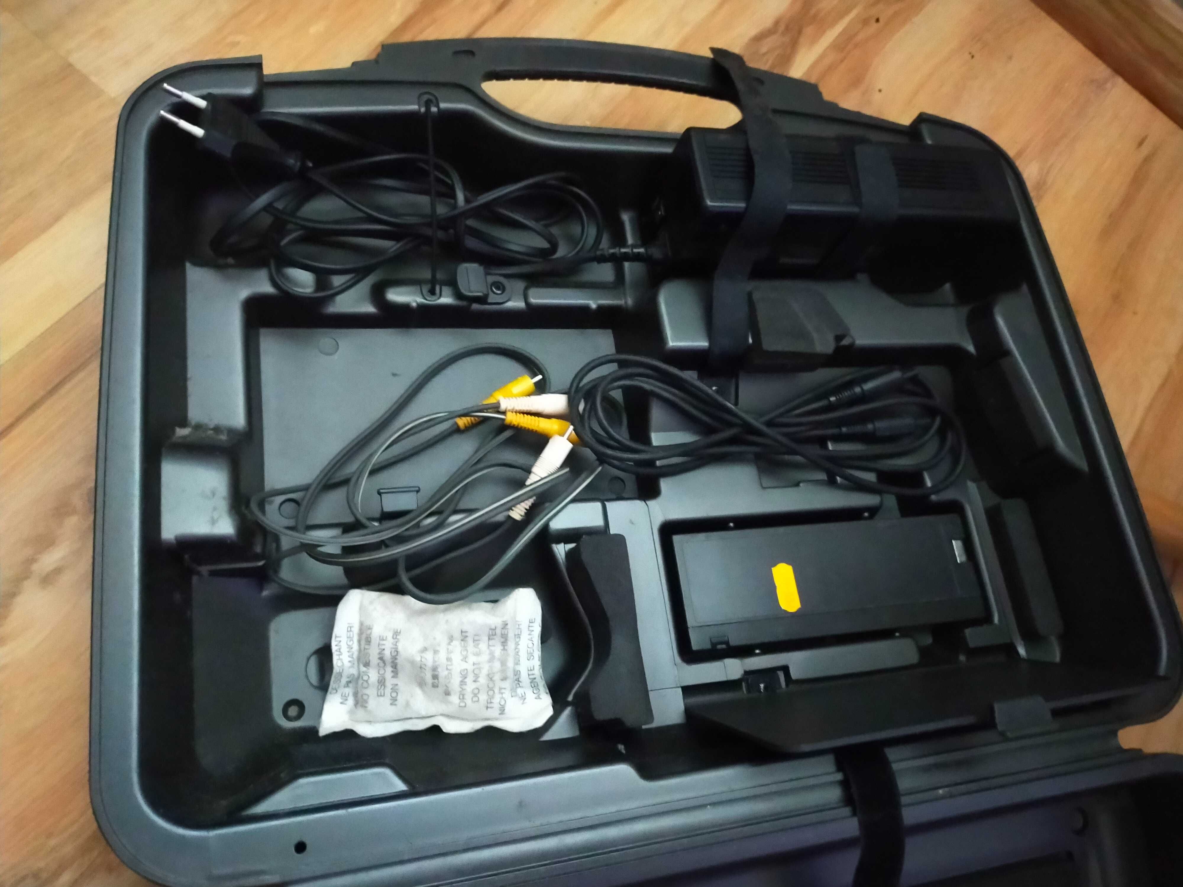 Kamera VHS Panasonic M25 z walizką i wyposażaniem. Instrukcje i dok.