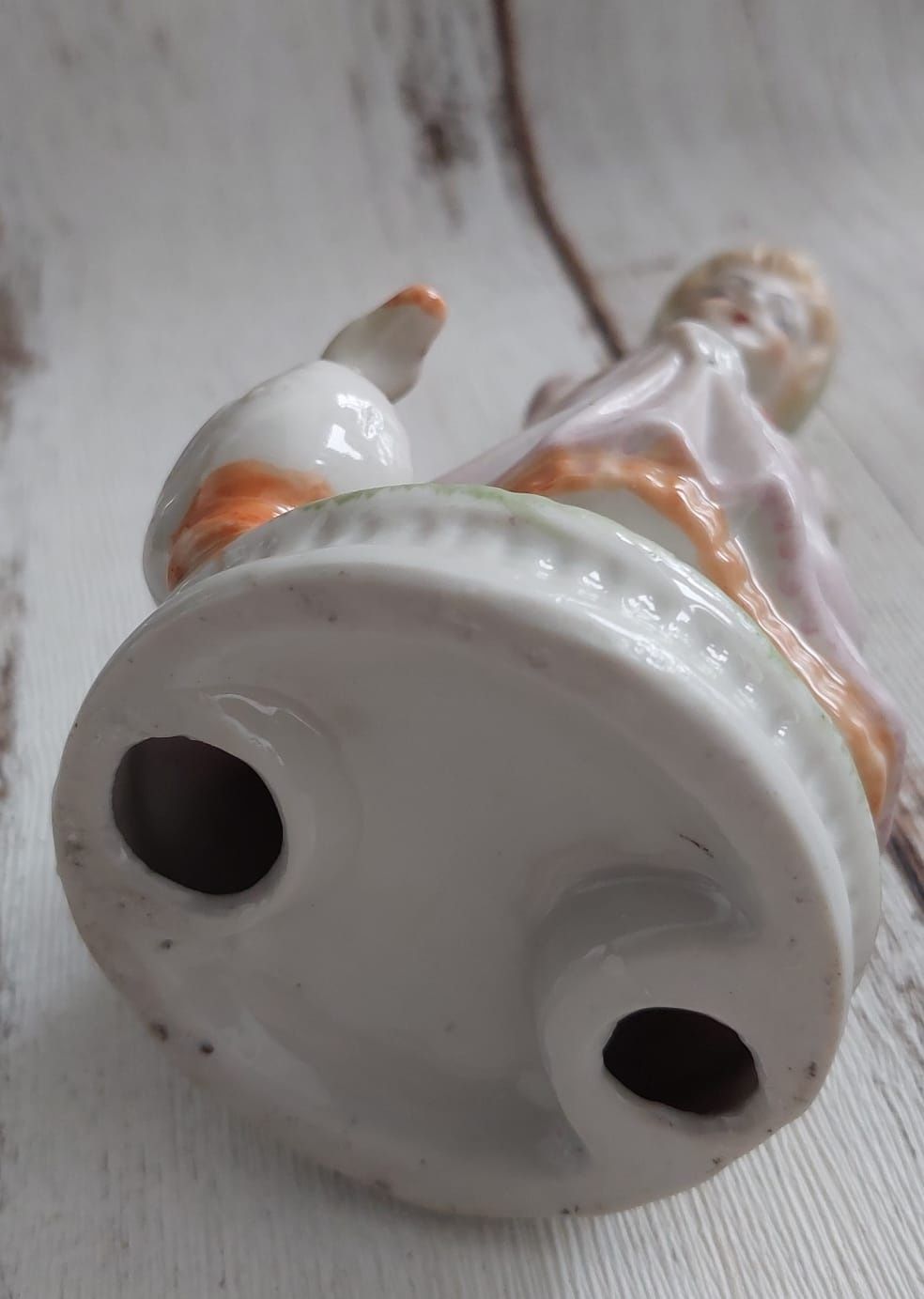 Efektowna figurka wykonana z lśniącej porcelany. Kobieta z gąską