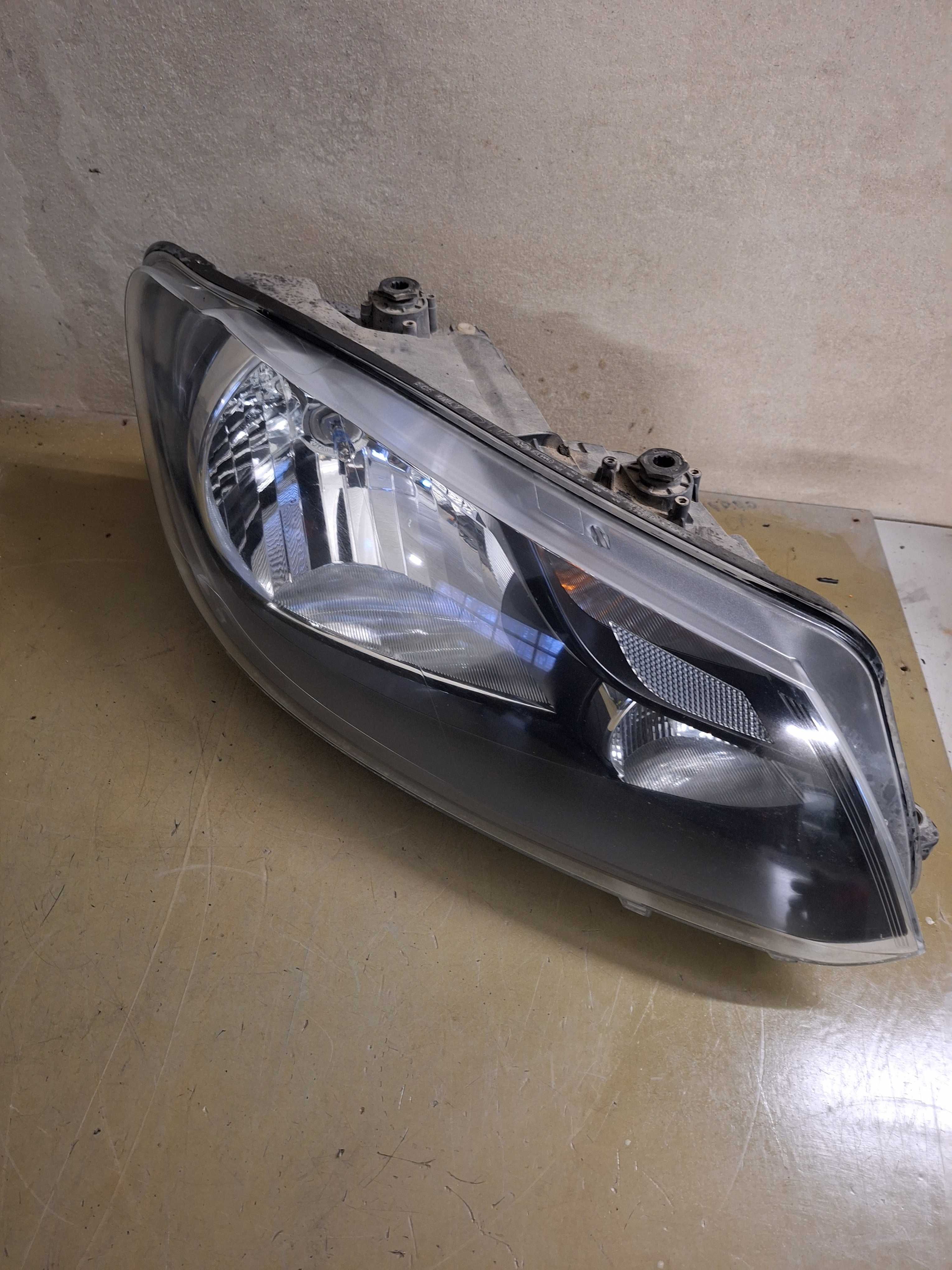 Lampa prawa  vw caddy 10-15r oryginał europa