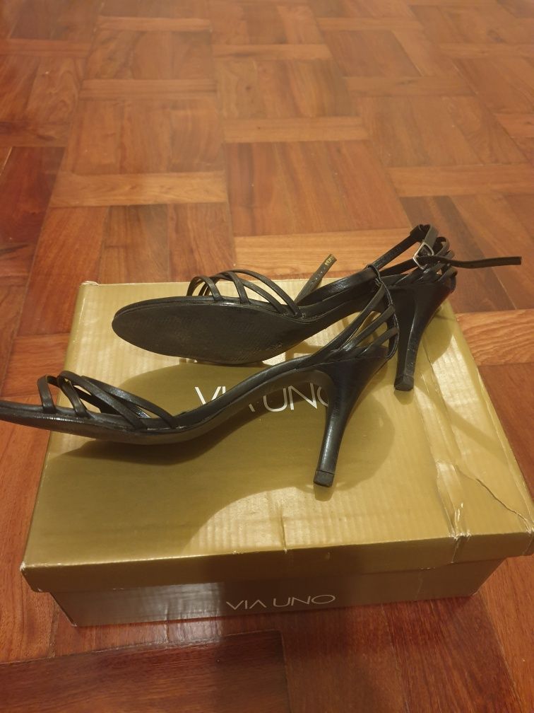 Sapato preto de tiras
