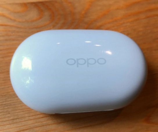 Białe słuchawki bezprzewodowe oppo enco buds