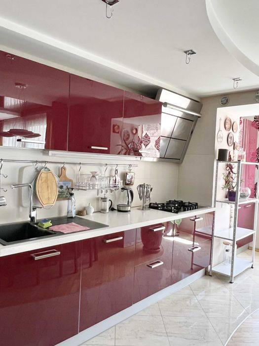 Оренда квартири з 3 спальнями по вул. Затишна, 15. Новий будинок,гараж