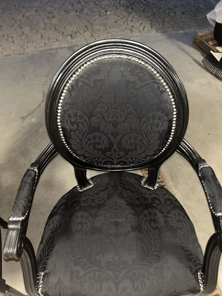 krzesla czarne pikowane