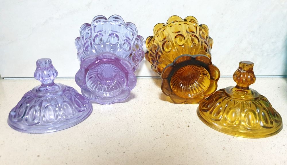 Fantásticas bonboneiras/boleiras em vidro prensado alexandrite e âmbar