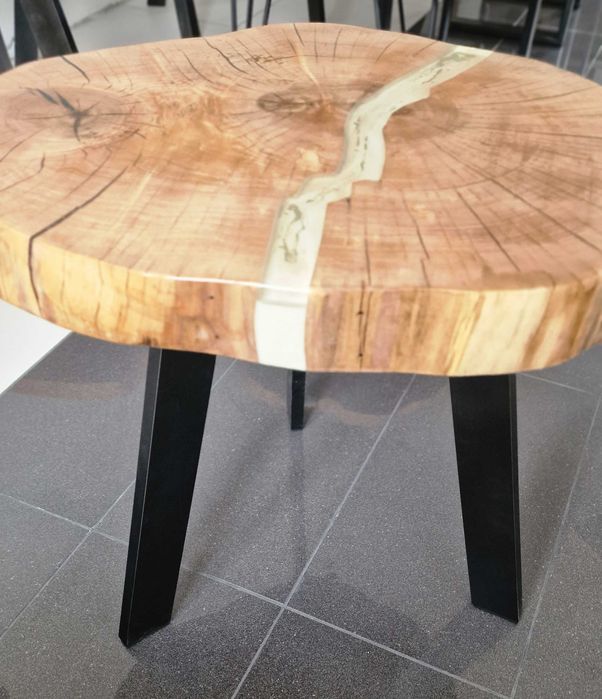 Stół dębowy z żywicą