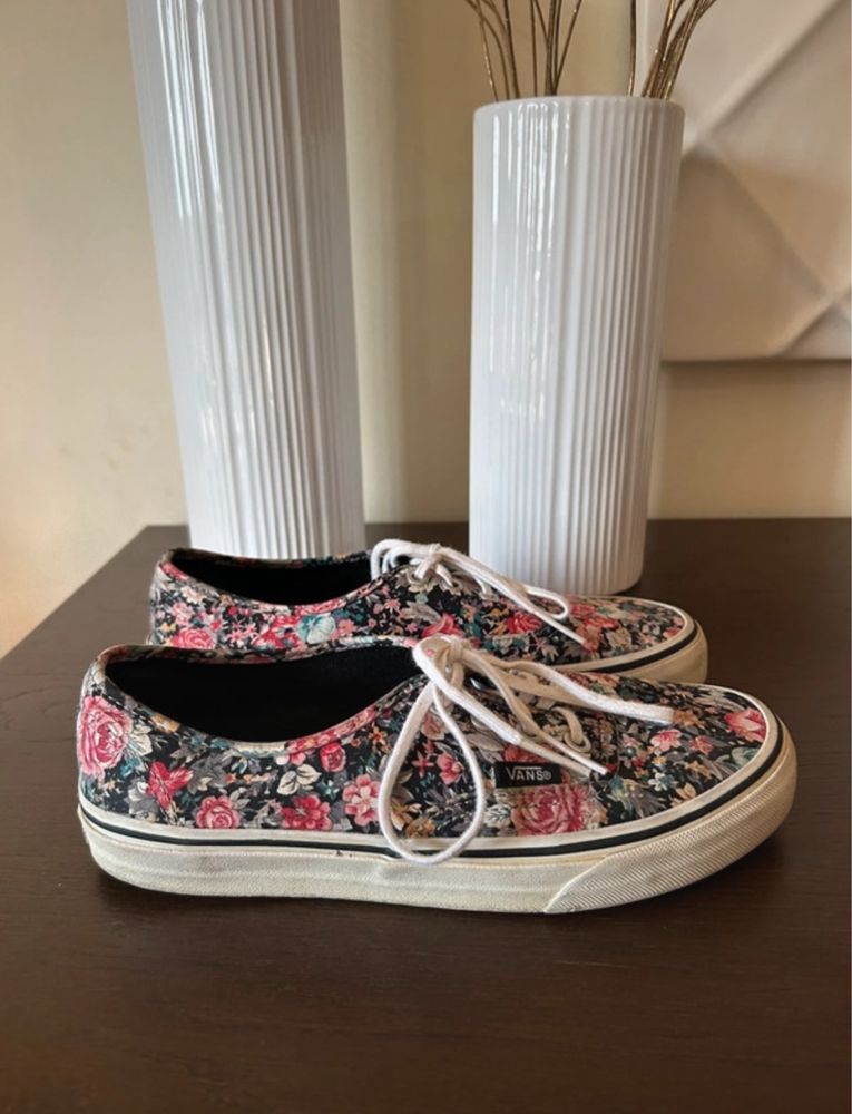 Vans com padrão florido