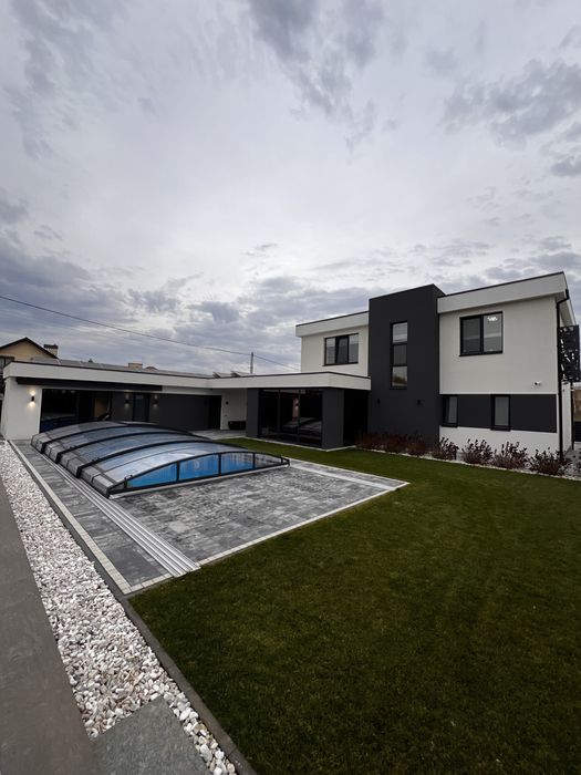 Будинок з басейном в Сокільниках