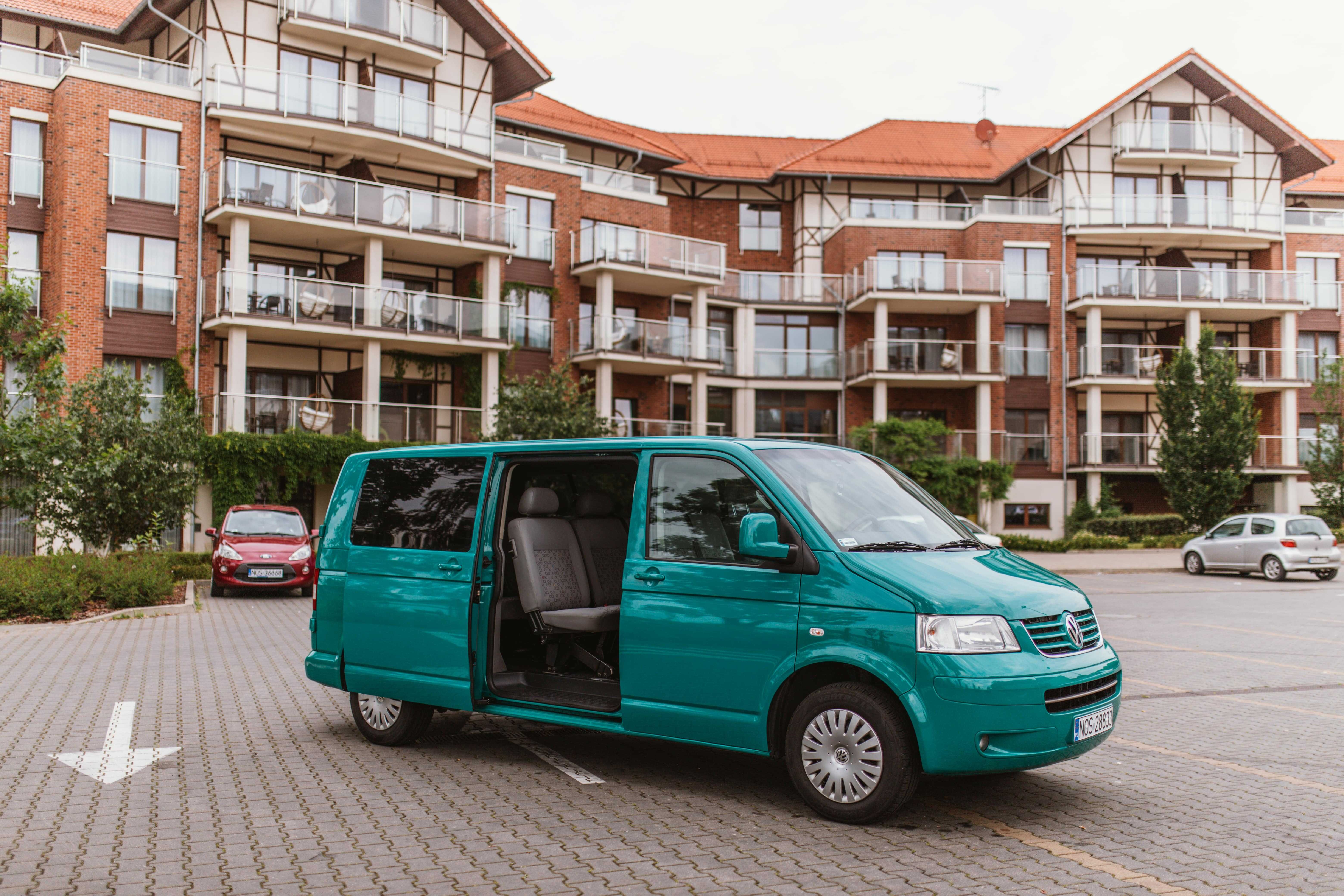 Transport osób, przewóz osób busem 9 osobowym, wynajem z kierowcą