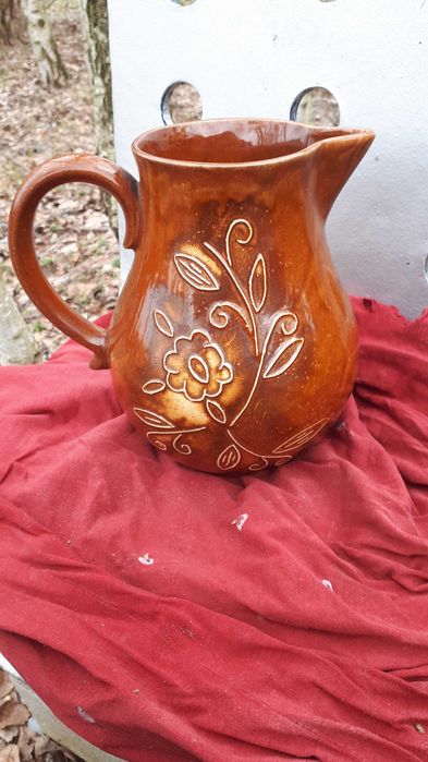 Piekny dzbanek z uchem szkliwiony