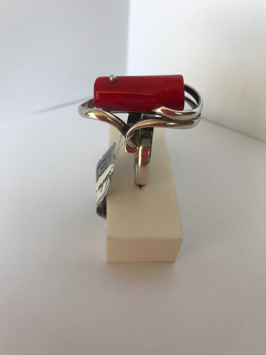 Pierścionek srebrny z koralem