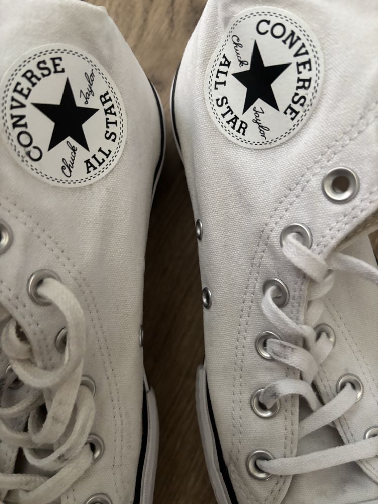 Białe Converse na platformie