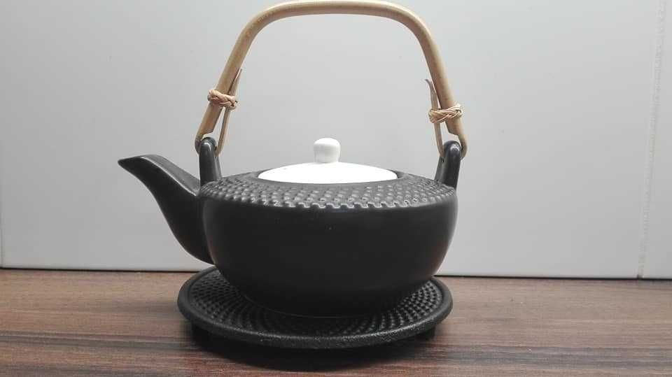 NANA Kichenette żeliwny czajnik dzbanek z podstawa bambus japandi wabi