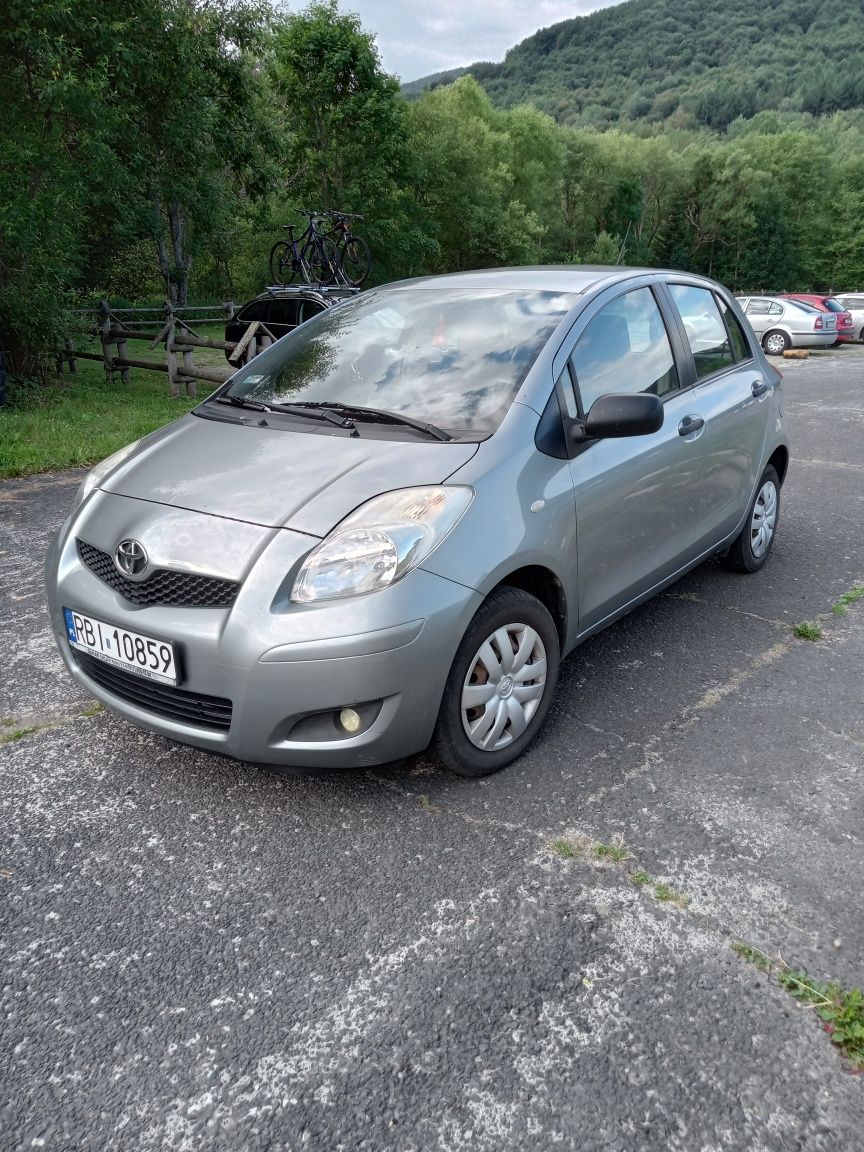 Toyota Yaris.     2010 r.