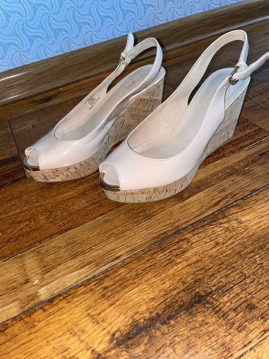 Продам босоніжки на танкетці пудрового кольору.В гарному стані.