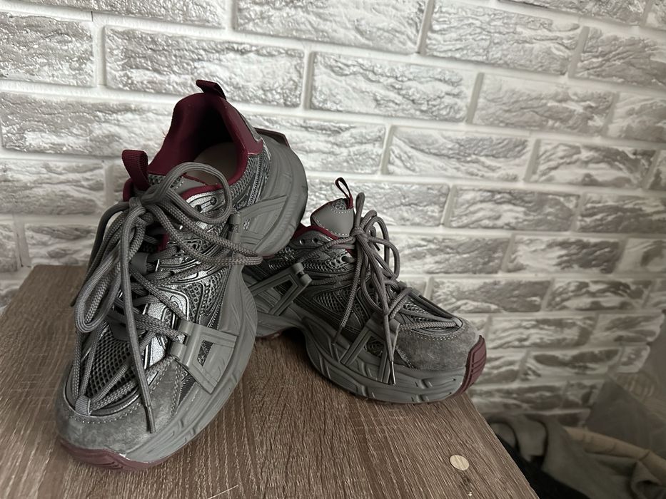 Продам кроссовки Balenciaga