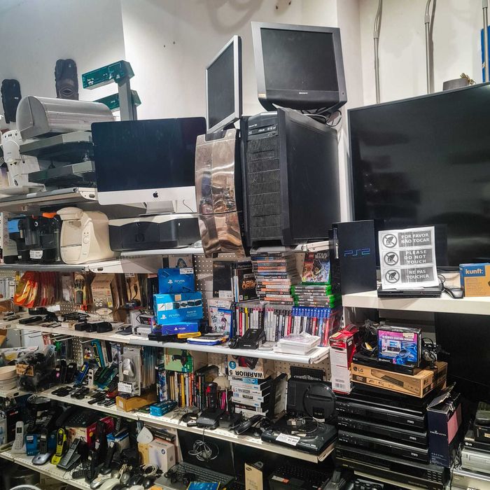 iMac 21.5″– Intel i5 • 8GB RAM • 1TB HDD •macOS Catalina