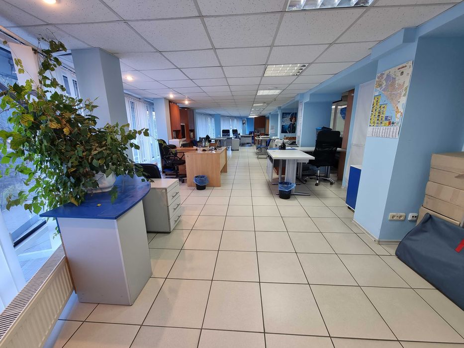 ПРОДАЖ приміщення під офіс, магазин, банк, 919 кв.м., б.Центральний, 3