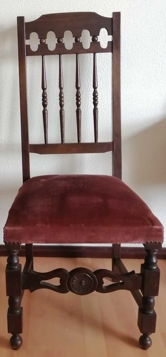 Cadeiras antigas de madeira