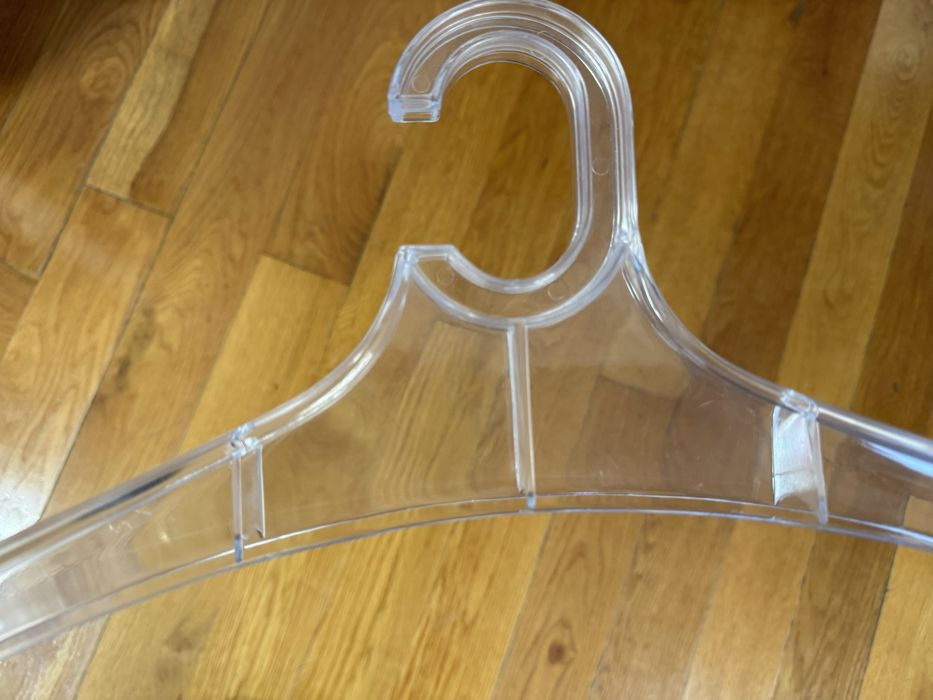 Cabides em acrílico em excelente estado