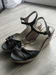 Czarne buty na koturnie
