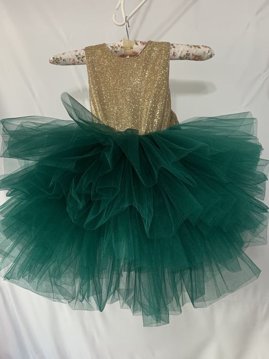 Сукня ялинка на дівчинку 5 роки зелена у садочок на свято щ бантом