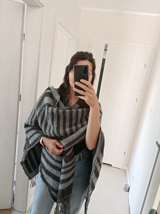 Takko ponczo narzutka szal szary w paski z fredzlami roz uniwersalny