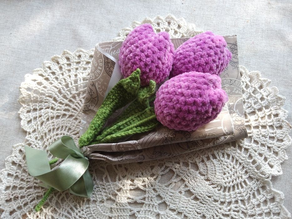 Bukiet szydełkowych tulipanów. Trzy tulipany