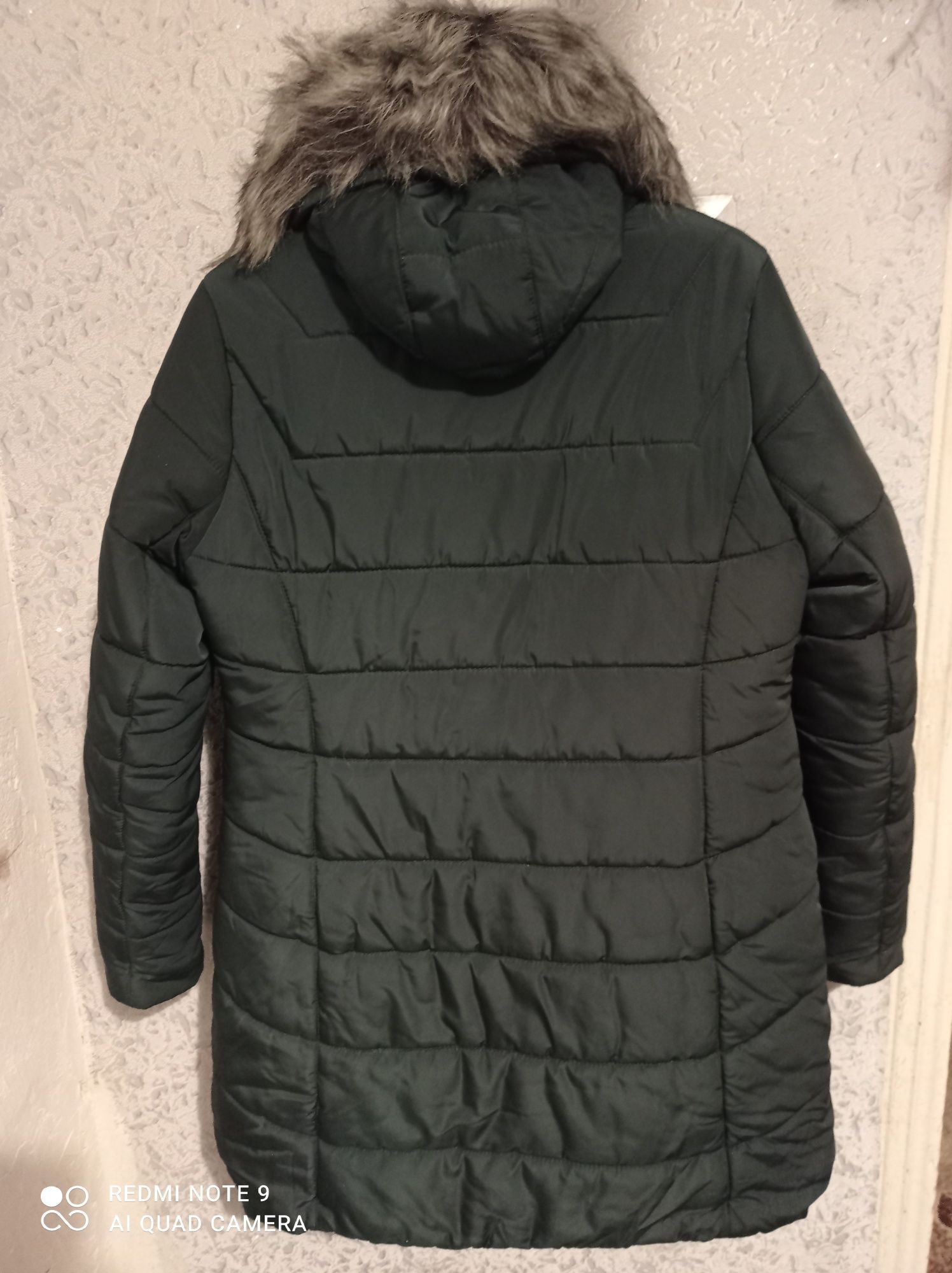 Зимня жіноча куртка в ідеальному стані