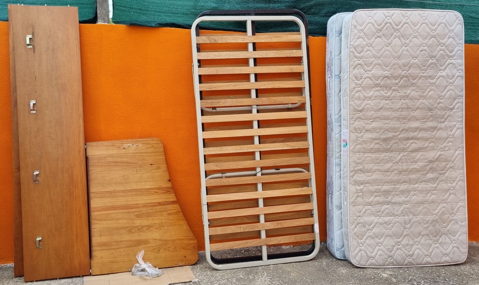 Cama dupla com colchões de oferta