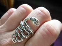 Efektowny srebrny pierścionek żmija, wąż