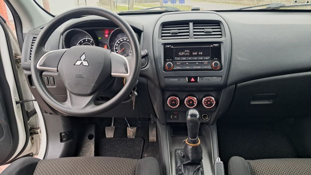 Ładny biały, niski przebieg.