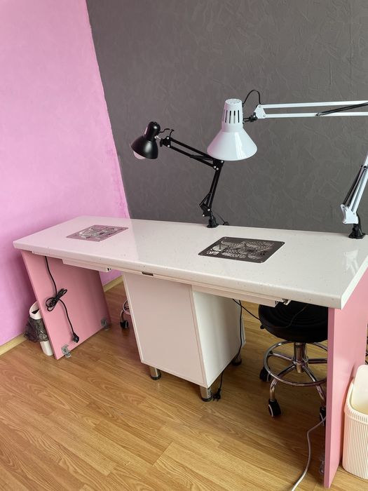 Манікюрний стіл з витяжкою