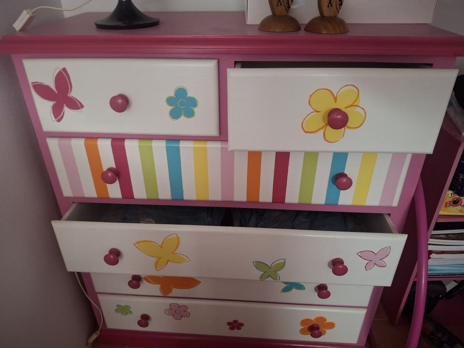 Conjunto cómoda e mesa cabeceira quarto criança
