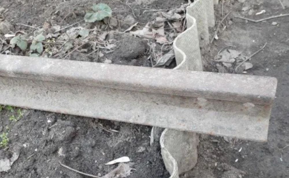 Металеві стовбчики, рельс, профтруба, каналізаційний люк .