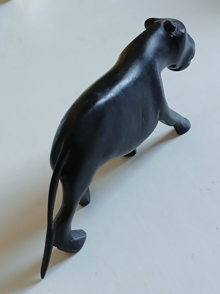 Estatueta africana de leoa