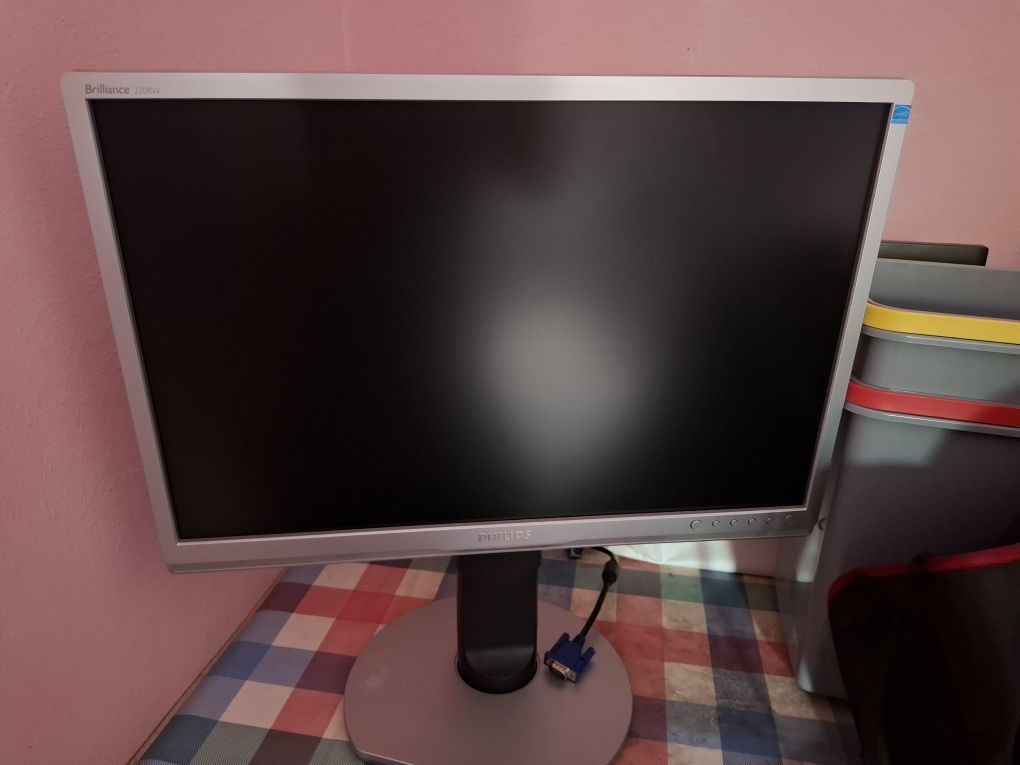 Monitor z kablem