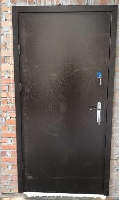 Входная металлическая дверь ( улица)