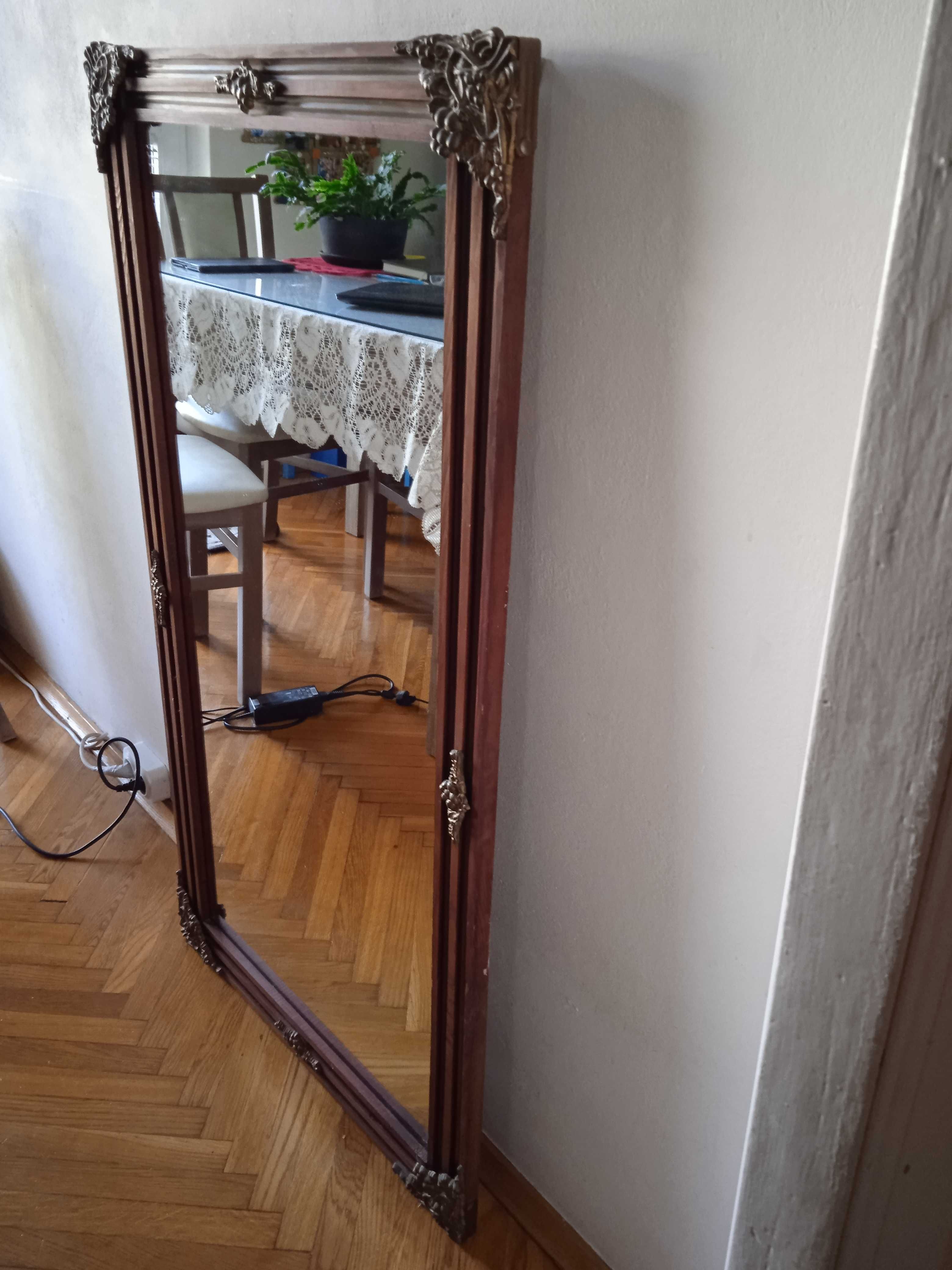 Lustro oprawa drewniana z  elementami zdobnymi z miedzi z okresu PRL