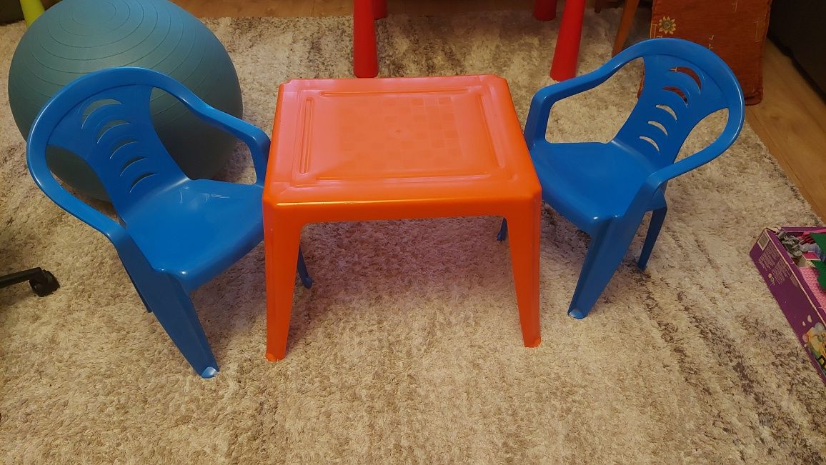 Stolik i dwa krzesełka