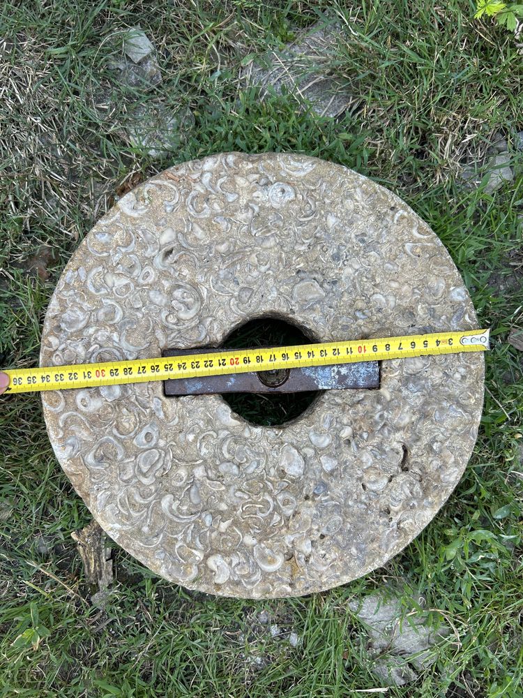 Старовинний млин жорновий для помелу зерна у борошно натуральні камені