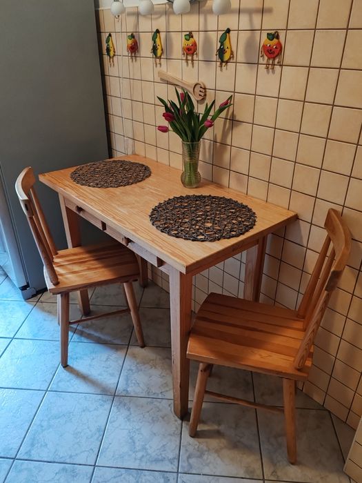 Drewniany Stół z dwoma krzesłami